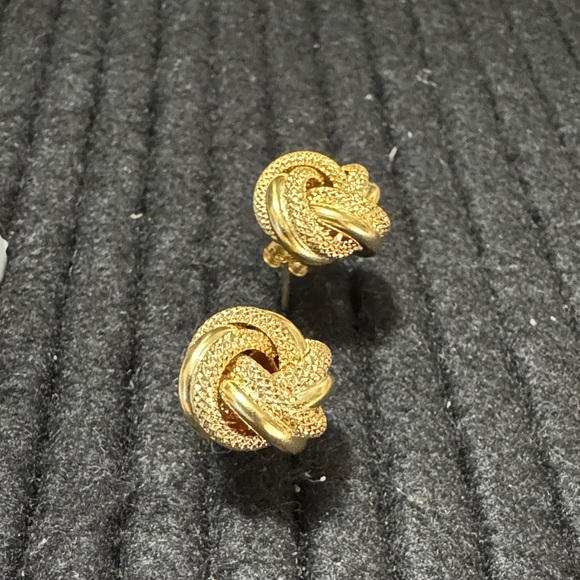 18K Saudi Gold Knot Earrings - Picture 7 of 7